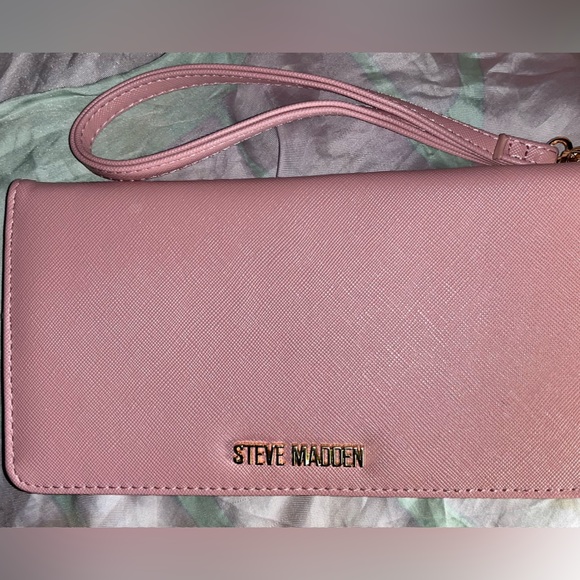 Steve Madden Handbags - ❤️ Steve Madden Pink Wristlet Clutch